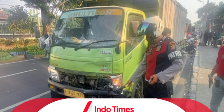 Truk Tabrak Motor di Lenteng Agung, 5 Orang Masuk Rumah Sakit 1 Truk Tabrak Motor di Lenteng Agung, 5 Orang Masuk Rumah Sakit