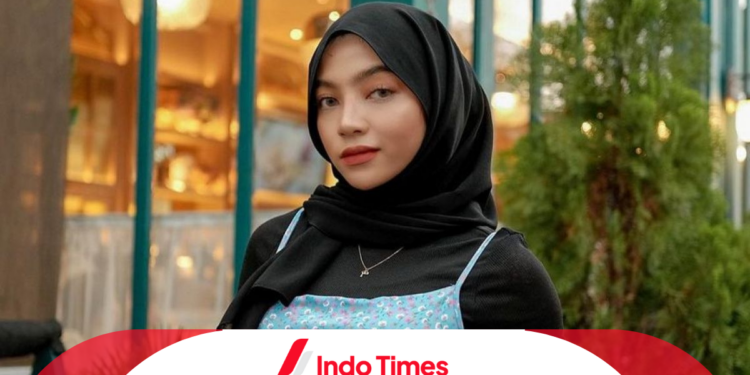 Viral Video Oklin Fia Menjilat Es Krim di Depan Pria, Beragam Reaksi Warganet Tentang Kerudungnya 1 Video Oklin Fia