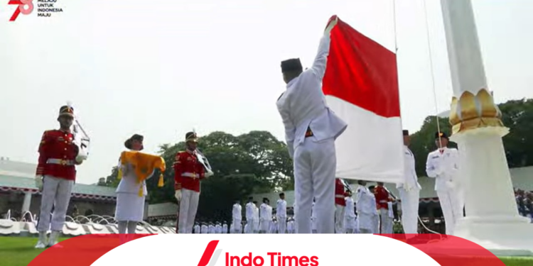 Dalam Gemuruh Detik-Detik Proklamasi: Bendera Merah Putih Berkibar dengan Megah