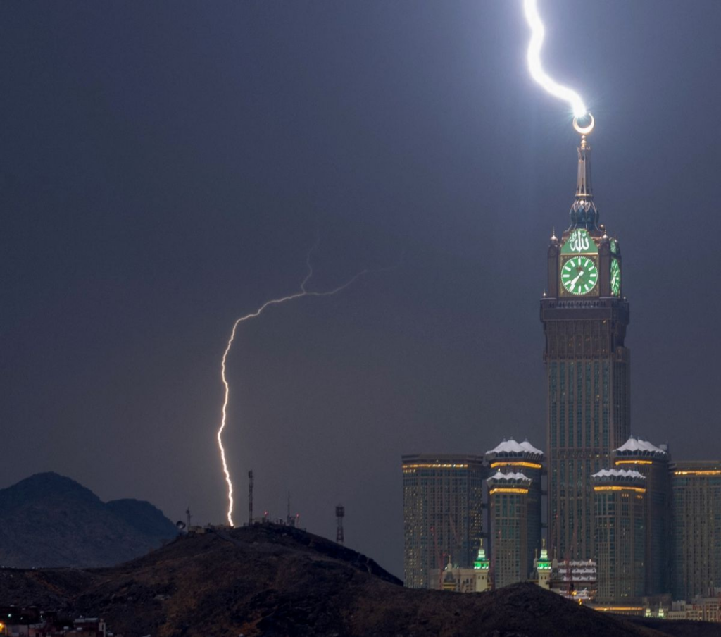 Badai dan Banjir di Mekkah Melukai Banyak Jamaah