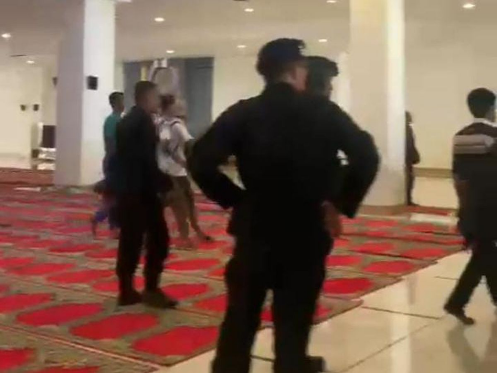 Polisi Bersepatu di Masjid Raya Sumbar