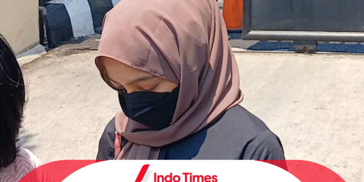 Oklin Fia Hadiri Panggilan Polisi dengan Kepala Tertunduk. Buntut Konten Jilat Es Krim yang Dianggap Porno 1 Oklin Fia Hadiri Panggilan Polisi dengan Kepala Tertunduk. Buntut Konten Jilat Es Krim yang Dianggap Porno