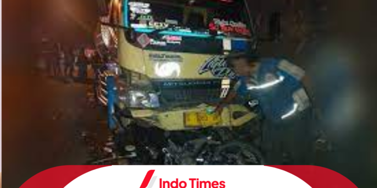 Insiden Tragis Mematikan! Truk Tabrak Penonton Karnaval. 2 Orang Tewas, 13 Luka-Luka 1 Insiden Tragis Mematikan! Truk Tabrak Penonton Karnaval. 2 Orang Tewas, 13 Luka-Luka