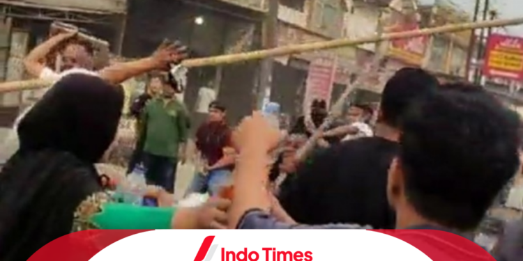 Preman Menyerang Pasar Kutabumi Tangerang, Kios-Kios Dihancurkan. Pedagang Masih Trauma 1 Preman Menyerang Pasar Kutabumi Tangerang, Kios-Kios Dihancurkan. Pedagang Masih Trauma