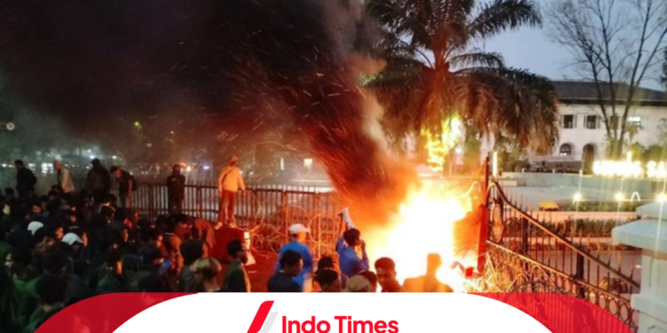 3 Tuntutan Mahasiswa pada Aksi Demo September Hitam di Bandung, Ada yang Lempar Bom Molotov