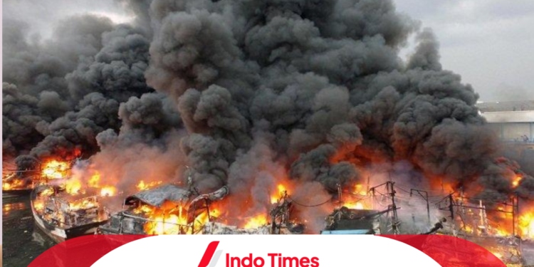 Kebakaran Kapal Nelayan: 9 Kapal Jadi Puing, Kerugian Belum Diketahui 1 Kebakaran Kapal Nelayan: 9 Kapal Jadi Puing, Kerugian Belum Diketahui