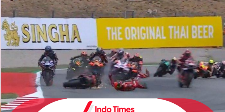 Detik-Detik Kecelakaan Pecco Bagnaia, Kaki Terlindas Pembalap Lain 1 Detik-Detik Kecelakaan Pecco Bagnaia, Kaki Terlindas Pembalap Lain
