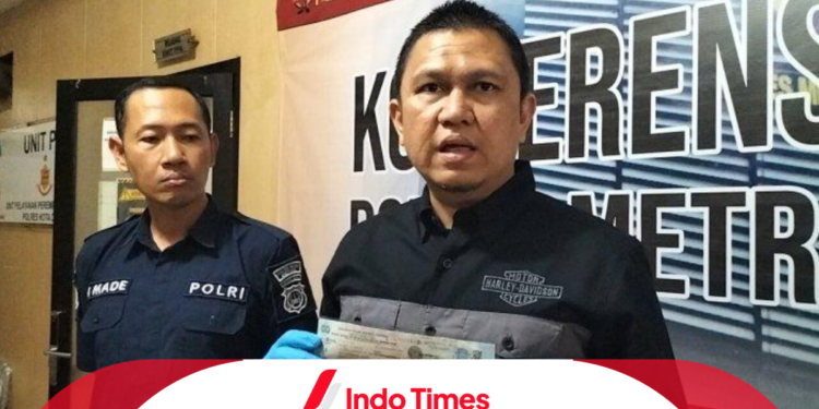 Polisi Berhasil Bongkar Sindikat Pemalsuan STNK di Depok, Sudah Ada 40 Lebih STNK Palsu yang Dicetak 1 Polisi Berhasil Bongkar Sindikat Pemalsuan STNK di Depok, Sudah Ada 40 Lebih STNK Palsu yang Dicetak