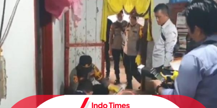Bapak dan Anak Tewas Membusuk di Rumahnya Tanpa Ada yang Mengetahui, Polisi Lakukan Penyelidikan 1 Bapak dan Anak Tewas Membusuk di Rumahnya Tanpa Ada yang Mengetahui, Polisi Lakukan Penyelidikan