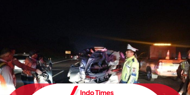 Minibus Tabrak Truk di Tol Cipali: 2 Korban Tewas di Tempat 1 Minibus Tabrak Truk di Tol Cipali: 2 Korban Tewas di Tempat