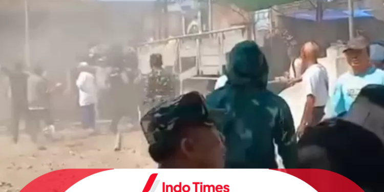 Pilkades di Kembangan Ricuh, Brimob Sampai Diturunkan. 1 Orang Terluka 1 Pilkades di Kembangan Ricuh, Brimob Sampai Diturunkan. 1 Orang Terluka