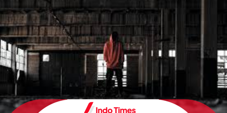 Waria Aniaya Korban Kecelakaan (1)