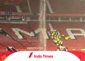 Viral! Atap Bocor di Old Trafford Saat Hujan Deras, Penonton Kebasahan