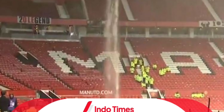 Viral! Atap Bocor di Old Trafford Saat Hujan Deras, Penonton Kebasahan