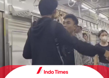 Video Penumpang Ribut di KRL Viral! Penyebab Karena Senggolan Saat Penumpang Naik-Turun