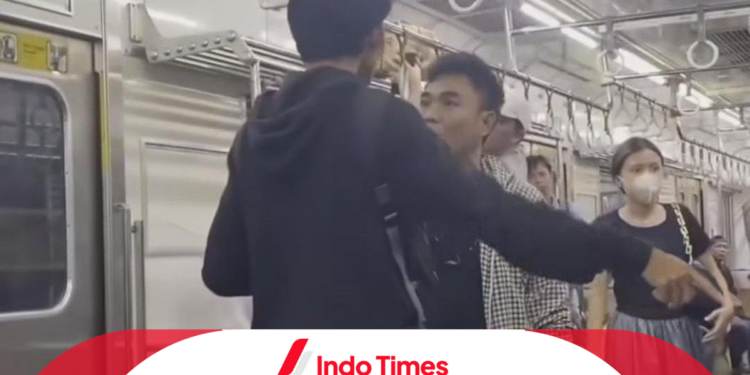 Video Penumpang Ribut di KRL Viral! Penyebab Karena Senggolan Saat Penumpang Naik-Turun 1 Video Penumpang Ribut di KRL Viral! Penyebab Karena Senggolan Saat Penumpang Naik-Turun