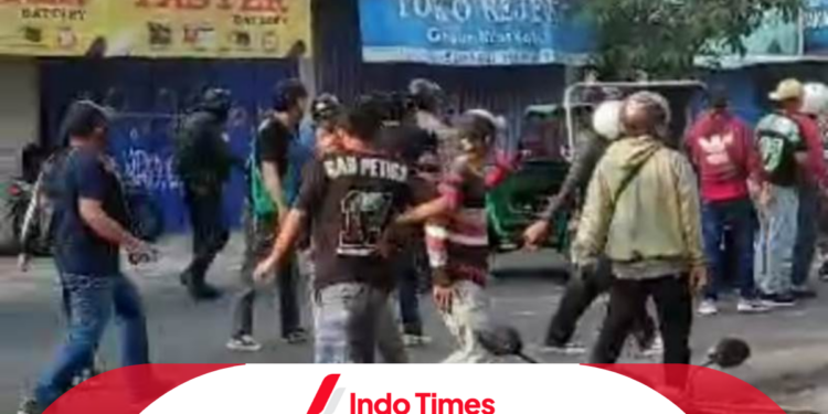 Bentrok Antara Simpatisan PDIP dan GPK, Lempar Batu dan Bakar 6 Unit Mobil 1 Bentrok Antara Simpatisan PDIP dan GPK, Lempar Batu dan Bakar 6 Unit Mobil