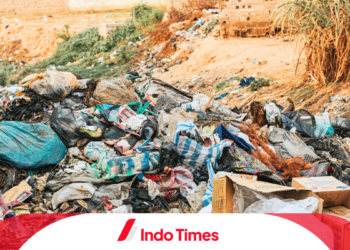 Petugas Kebersihan Ramai-ramai Buang Sampah Depan Kantor Bupati Seram Barat Maluku, 3 Bulan Gaji Belum Dibayar