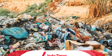 Petugas Kebersihan Ramai-ramai Buang Sampah Depan Kantor Bupati Seram Barat Maluku, 3 Bulan Gaji Belum Dibayar