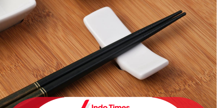 10 Cara Memakai Sumpit untuk Pemula, Pasti Berhasil 1 Cara Memakai Sumpit