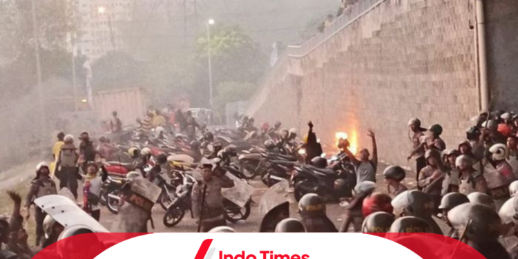 Kerusuhan Usai Duel Gresik United Vs Deltras, Polisi dan Suporter Terluka Parah 1 Kerusuhan Usai Duel Gresik United Vs Deltras, Polisi dan Suporter Terluka Parah