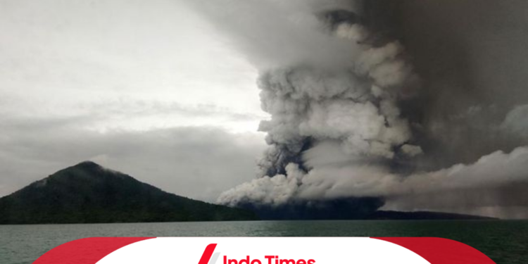 Gunung Anak Krakatau Erupsi, Kolam Abu Mencapai Tinggi 450 Meter 1 Gunung Anak Krakatau Erupsi, Kolam Abu Mencapai Tinggi 450 Meter