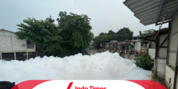 Limbah di Sungai Depok Membentuk Gunungan Busa Setinggi 5 Meter! Bikin Gatal dan Gangguan Pernapasan