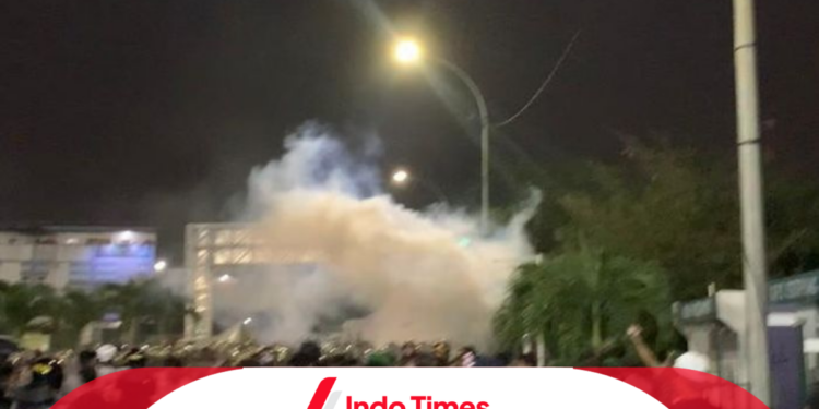 Dituding Terlibat Ricuh Suporter di Laga Persib Vs Dewa United, 25 Orang Ditangkap 1 Dituding Terlibat Ricuh Suporter di Laga Persib Vs Dewa United, 25 Orang Ditangkap