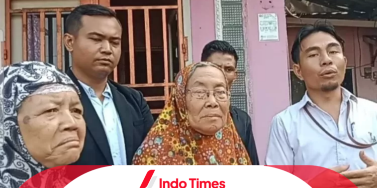 Malang Tak Dapat Ditolak, Anak Angkat Usir Ibu Angkat dari Rumah. Bahkan Pernah Jadikan Pembantu di Rumahnya Sendiri 1 Malang Tak Dapat Ditolak, Anak Angkat Usir Ibu Angkat dari Rumah. Bahkan Pernah Jadikan Pembantu di Rumahnya Sendiri