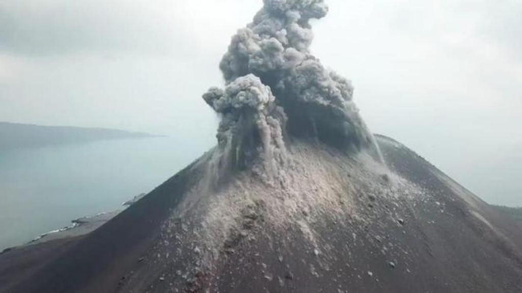 Rentang Waktu Gunung Anak Krakatau Erupsi