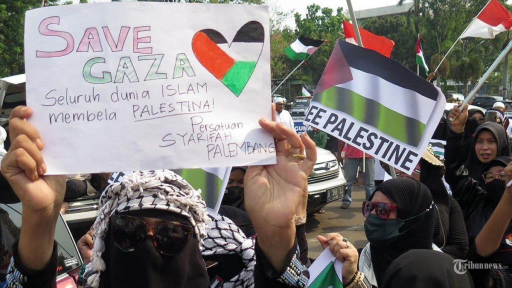 Peserta Aksi Bela Palestina Rela Berjejalan di Stasiun 
