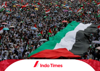 Aksi Bela Palestina: Stasiun Kereta Api Disesaki Puluhan Ribu Orang