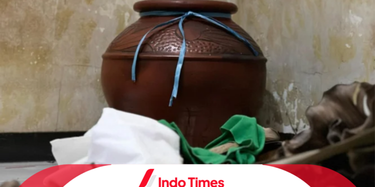 Berharap Dapat Uang Rp40 Miliar, Wanita di Surabaya Malah Kena Penipuan Gentong Ajaib. Puluhan Juta Raib Begitu Saja 1 Berharap Dapat Uang Rp40 Miliar, Wanita di Surabaya Malah Kena Penipuan Gentong Ajaib. Puluhan Juta Raib Begitu Saja