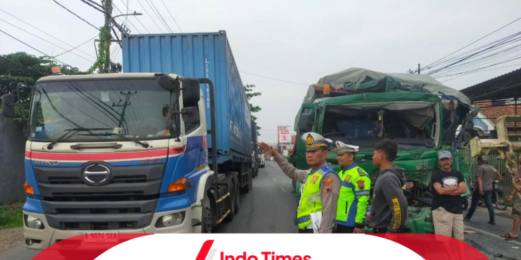Kecelakaan Beruntun 3 Truk di Jalan Pantura Kudus-Pati. 2 Truk Hancur, 1 Kabur
