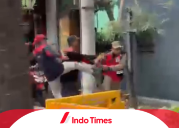2 Satpol PP Kota Surabaya Alami Kekerasan oleh Massa Buruh, Dipukul dan Ditendang Hingga Cidera Serius