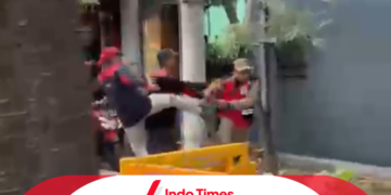 2 Satpol PP Kota Surabaya Alami Kekerasan oleh Massa Buruh, Dipukul dan Ditendang Hingga Cidera Serius