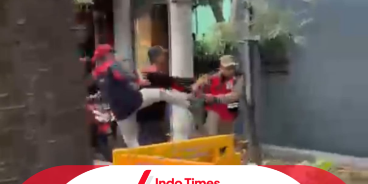 2 Satpol PP Kota Surabaya Alami Kekerasan oleh Massa Buruh, Dipukul dan Ditendang Hingga Cidera Serius 1 2 Satpol PP Kota Surabaya Alami Kekerasan oleh Massa Buruh, Dipukul dan Ditendang Hingga Cidera Serius