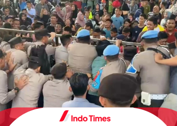 Aksi Demo Menolak Pengungsi Rohingya Sempat Ricuh. Terjadi Dorong-mendorong Antara Warga dan Polisi