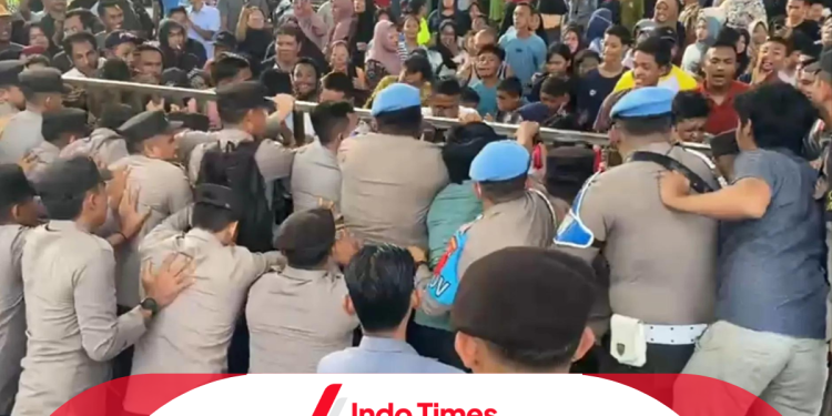 Aksi Demo Menolak Pengungsi Rohingya Sempat Ricuh. Terjadi Dorong-mendorong Antara Warga dan Polisi 1 Aksi Demo Menolak Pengungsi Rohingya Sempat Ricuh. Terjadi Dorong-mendorong Antara Warga dan Polisi